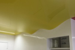 Vague en plafond tendu jaune laqué