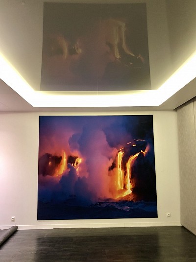 Plafond et corniche en film pvc tendu avec éclairage indirect à led, impréssion numérique murale.