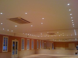 Salle de réception avec plafond tendu  blanc mat
