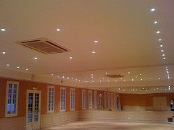 Salle de r&eacute;ception avec plafond tendu Luxtend&reg; blanc mat