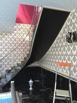 Dessou d'escalier en  plafond tendu noir Laqu&eacute;