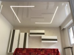 Salle &agrave; manger plafond tendu blanc laqu&eacute; avec bande led.
