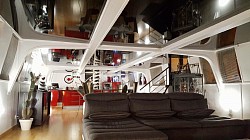 l'interieur est mis en valeur avec le plafond tendu Luxtend&reg; noir laqu&eacute;