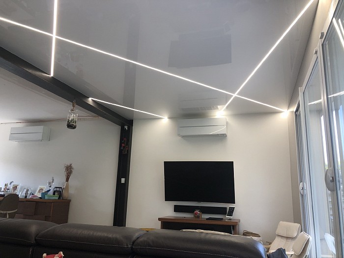 Plafond tendu YAMÉNO® blanc laqué avec bande led intégré pour un effet design original et moderne
