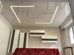 Salle à manger plafond tendu blanc laqué avec bande led.